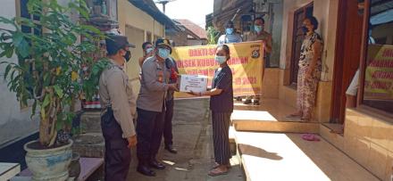 Bantuan Sembako Sebanyak 2 KK di Desa Mengening dari Bapak Kapolsek Kubutambahan